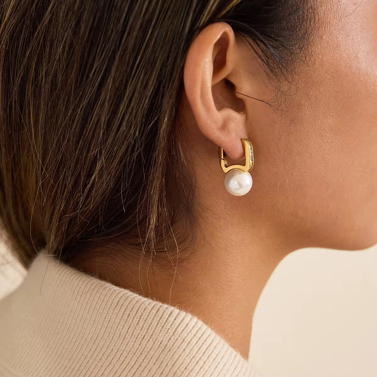 Gold pearl and zircon earrings