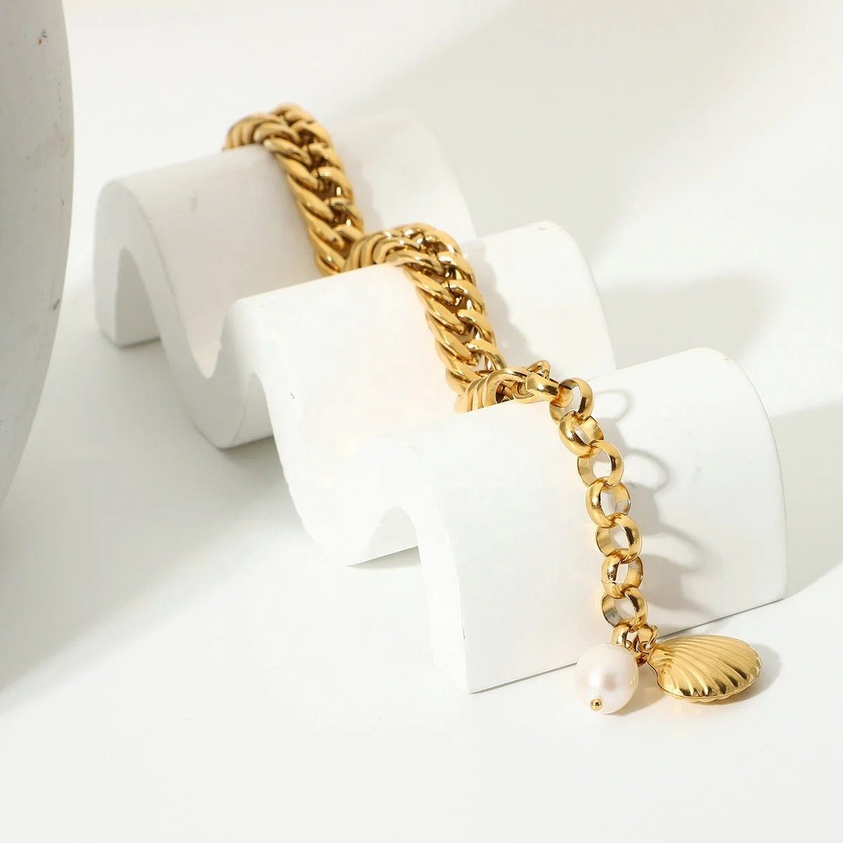 Carrie Shell Shell Gold Shell Bracelet - Calilo Australia